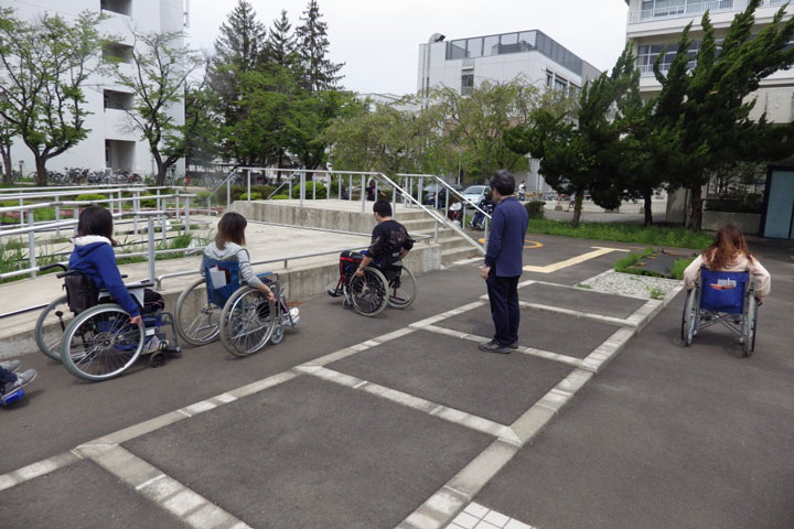 生活支援技術学実習 ～学内車いす駆動実習～1