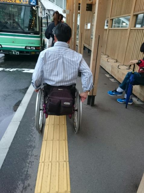 図1.秋田駅西口のバス停